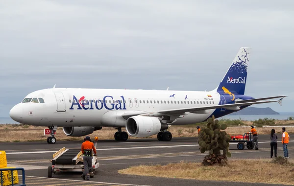 AeroGal airbus saapuu Baltran lentokentälle Galapagos — kuvapankkivalokuva