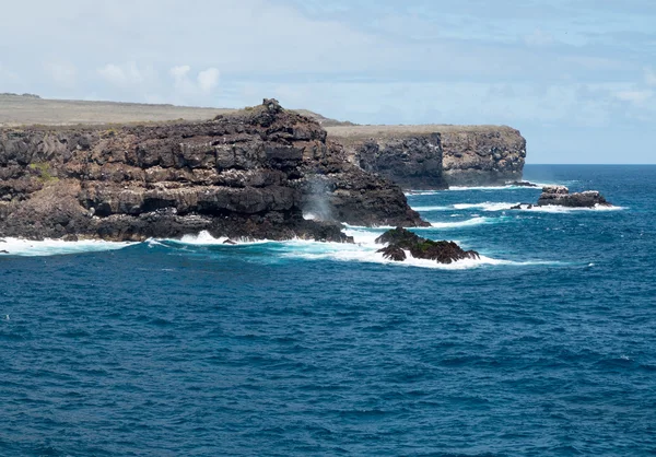 Sopečné horniny linie pobřeží v galapagos — Stock fotografie