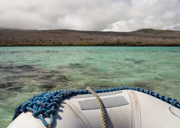 Balsa inflable frente a costa de las Islas Galápagos — Foto de Stock