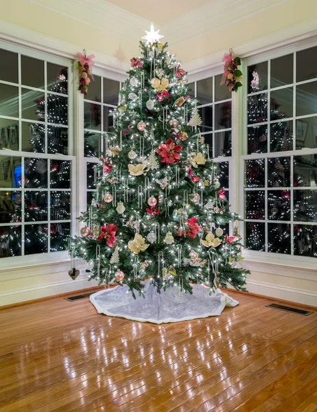 Kerstboom in de nacht in moderne kamer — Stockfoto