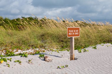 Dunes işareti Florida'da tutun.