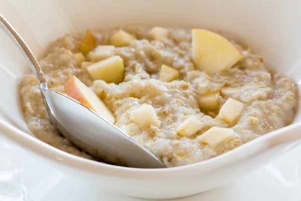 Havregrynsgröt frukost i modern vit skål — Stockfoto