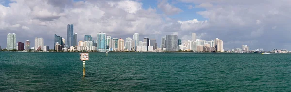 Uitzicht op de skyline van miami met manatee teken — Stockfoto