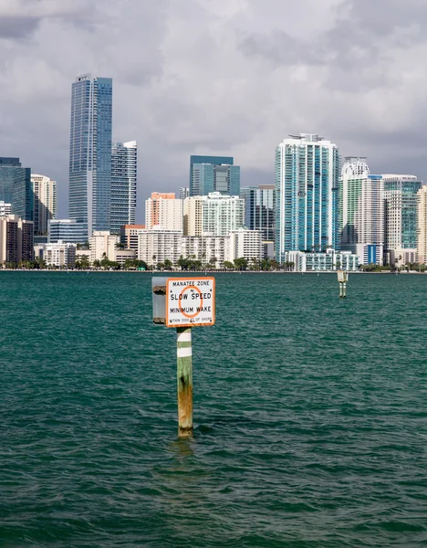 Vista de Miami Skyline com sinal de peixe-boi — Fotografia de Stock