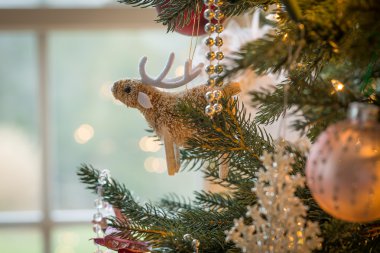 Noel ağacı detay üzerinde şirin raindeer