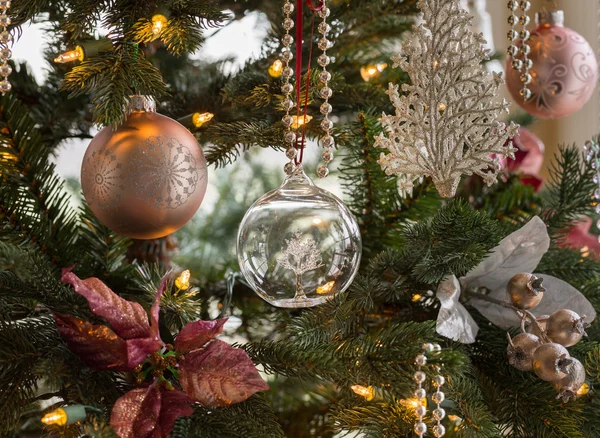 Glazen bol op kerstboom detail — Stockfoto