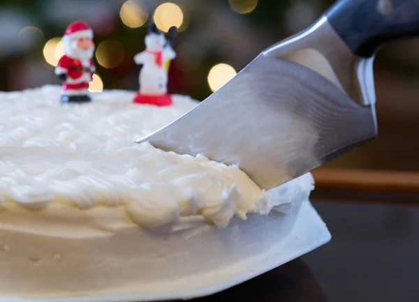 Helado en pastel de Navidad con luces de árbol —  Fotos de Stock