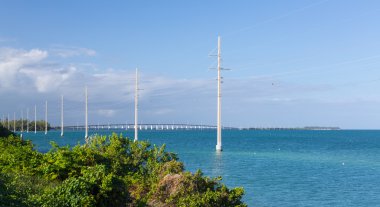 Florida keys Köprüsü ve elektrik direkleri