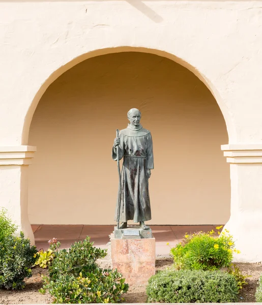 Atya Junipero Serra szobor Santa Ines misszió — Stock Fotó
