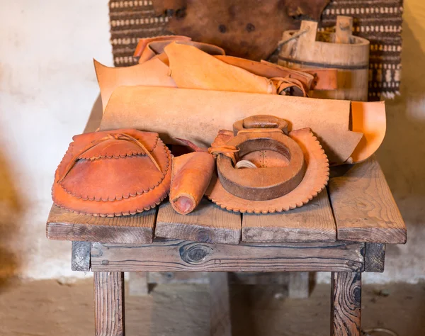 Hand made hats in spanish mission — Stock Photo, Image