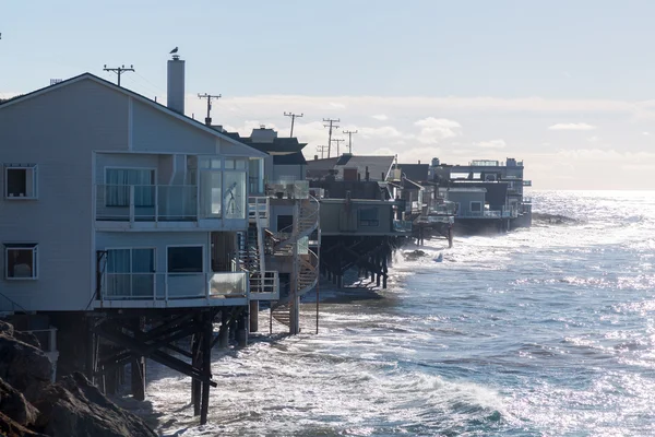 Casas sobre o oceano em Malibu califórnia — Fotografia de Stock