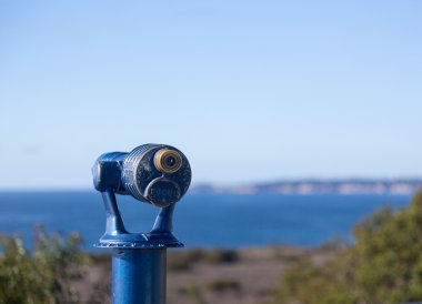 Malibu sahilindeki mavi teleskop