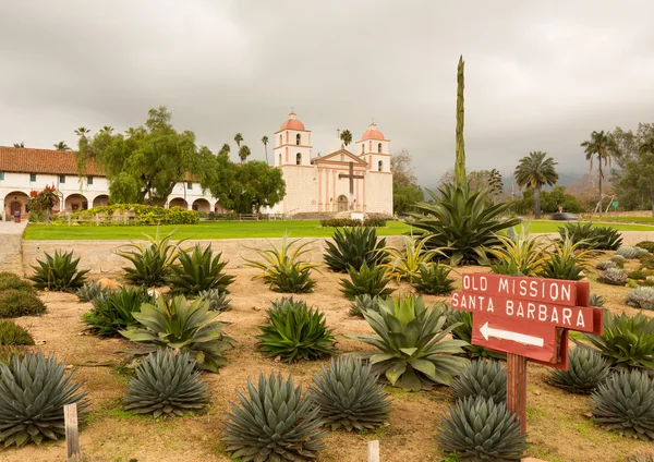 Molnigt stormig dag på santa barbara uppdrag — Stockfoto