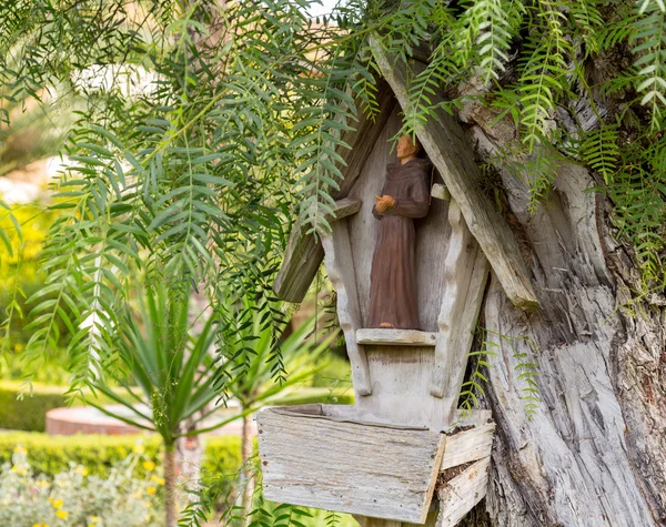 Fågelbad med staty av munken — Stockfoto