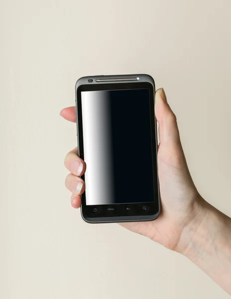 Жіноча рука тримає смартфон Android — стокове фото