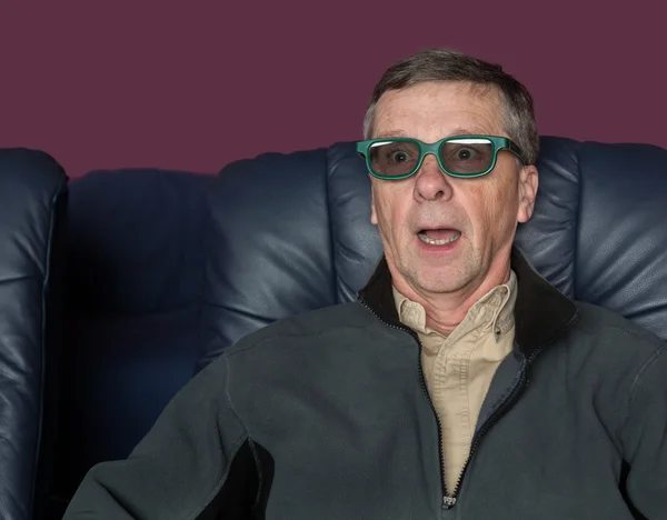 Homme âgé regardant un film avec des lunettes 3D — Photo