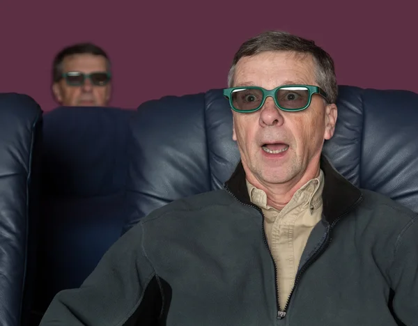 Старший мужчина смотрит кино в 3D-очках — стоковое фото