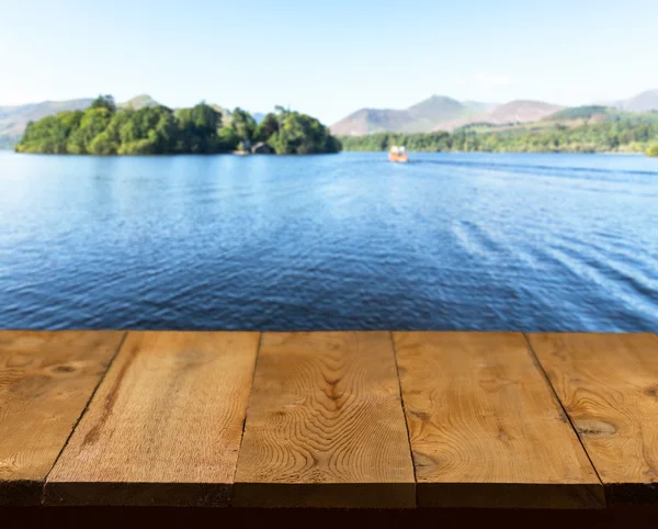 Oude houten tafel of wandelpad door lake — Stockfoto