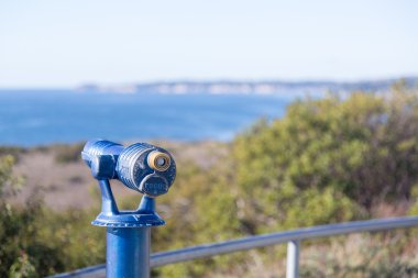 Malibu sahilindeki mavi teleskop