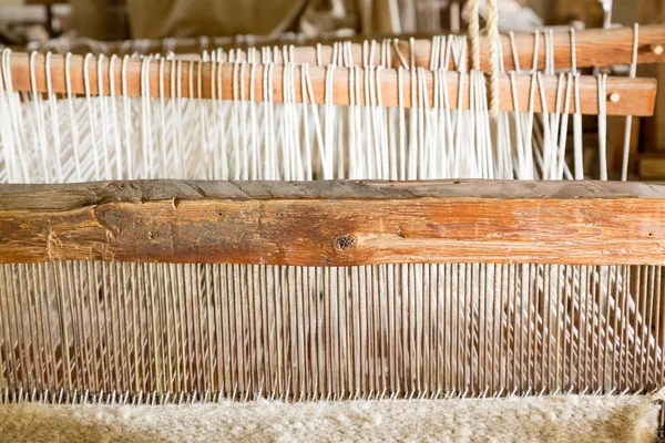 Antiguo telar de tejer en misión española — Foto de Stock
