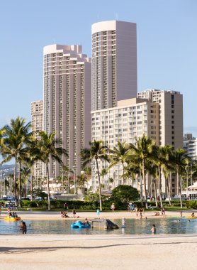 turistlerin yoğun waikiki beach üzerinde
