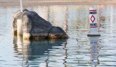 Yüzme Havuzu kayalarda tehlike işareti