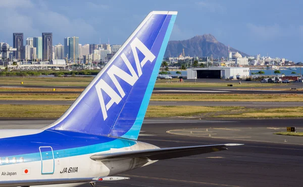 ANA Boeing 767 all'aeroporto di Honolulu — Foto Stock