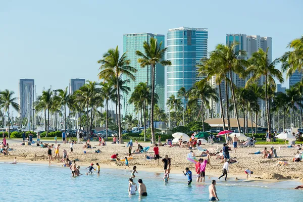 Touristen am belebten Strand von Waikiki — Stockfoto