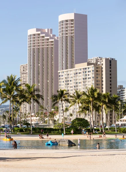 Los turistas en la playa ocupada de Waikiki — Foto de Stock