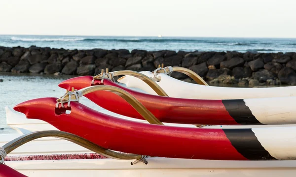 Sunrise over hawaiian canoes from Waikiki Hawaii — Stock Photo, Image