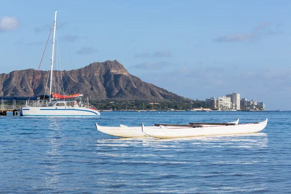 Båt förtöjd av diamond head waikiki hawaii — Stockfoto
