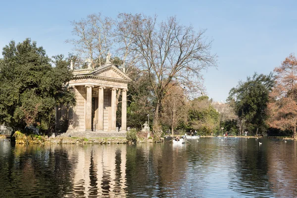 Giardino del lago 在罗马意大利湖 — 图库照片