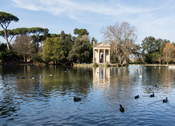 Giardino del lago 在罗马意大利湖 — 图库照片