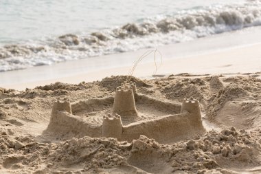 Childs kum okyanus plaj üzerinde kale