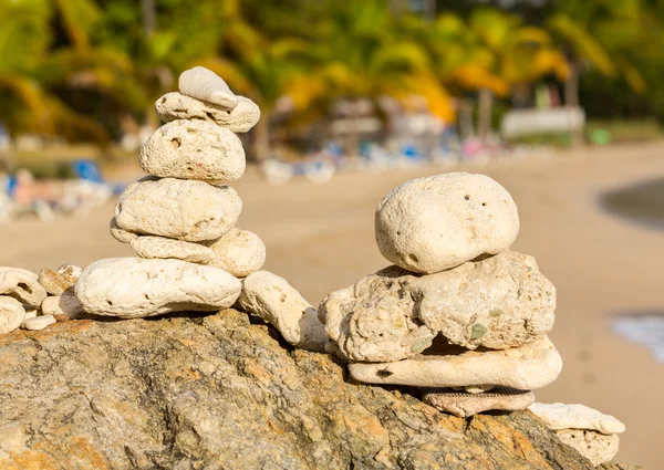 Stack of pebbles by ocean seaside — Stock Photo, Image