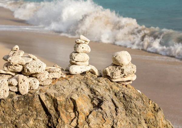 Stack of pebbles by ocean seaside — Stock Photo, Image