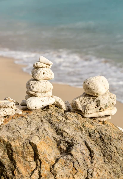 Stack of pebbles by ocean seaside — Stock Photo, Image
