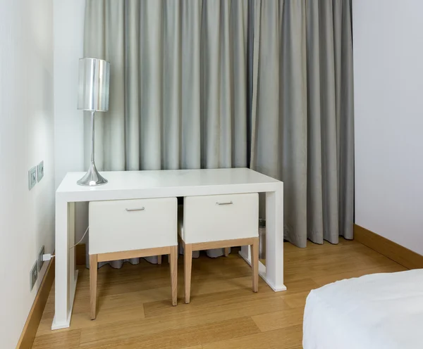 Modern beyaz masa ve sandalye yatak odasında — Stok fotoğraf