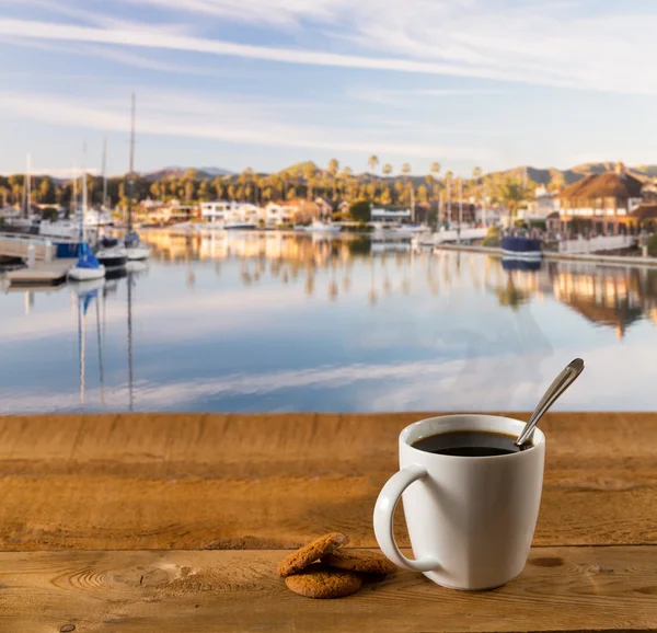 Kaffeebecher auf Holztisch am Hafen — Stockfoto