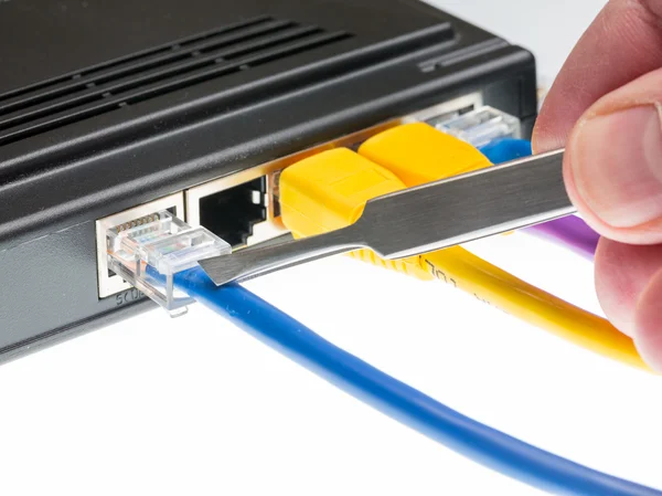 Cables Cat5 y router para concepto de ciberdefensa —  Fotos de Stock