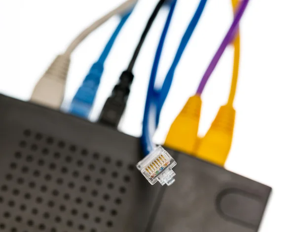Cables Cat5 y router para concepto de ciberdefensa —  Fotos de Stock
