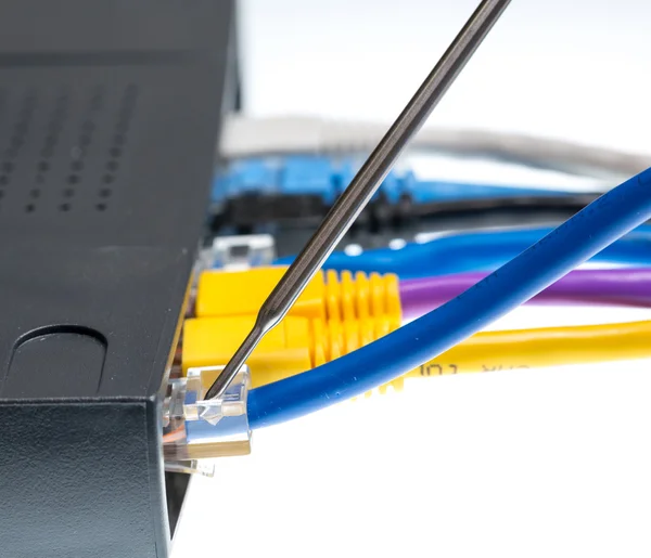 Cat5 Kabel und Router für Cyberabwehrkonzept — Stockfoto