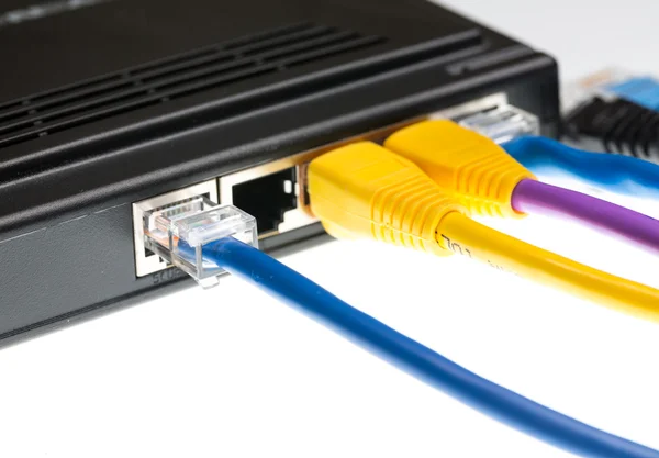 Cat5 kabel dan router untuk konsep pertahanan dunia maya — Stok Foto