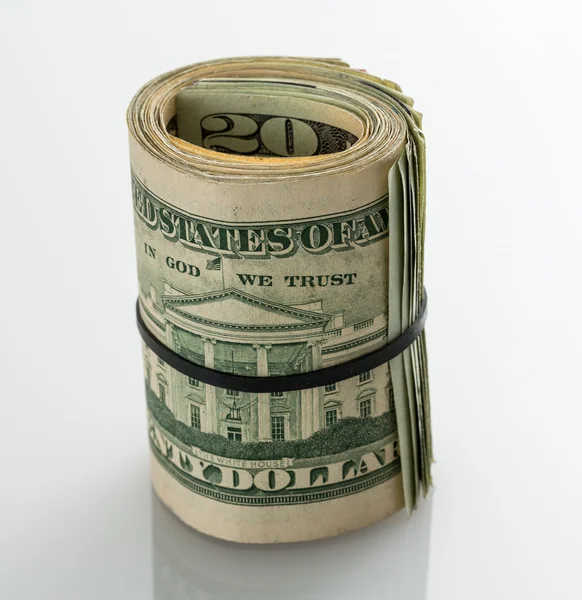 Role o dvacet dolarové bankovky na bílém stole — Stock fotografie