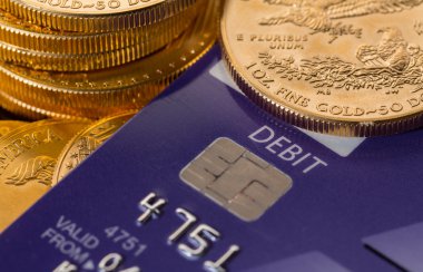 altın sikke üzerinde chip ve PIN banka kartı