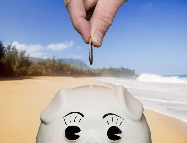 Mit den Fingern Geld im Sparschwein sparen — Stockfoto