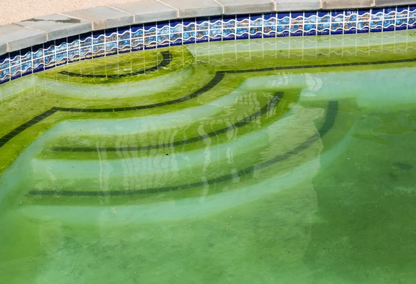 Schmutzige Hinterhof-Schwimmbad und Terrasse — Stockfoto