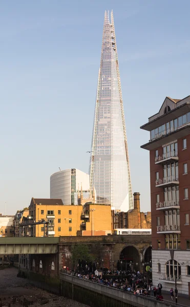 De Scherf torenhoog boven de rivier thames Londen — Stockfoto