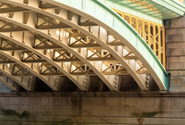 Unter der Southwark Bridge in London — Stockfoto