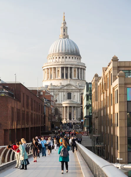 St pauls cathedral církevní millenium most v Londýně — Stock fotografie